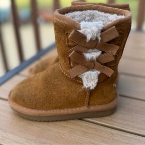 Koolaburra by UGG Kids' Victoria Short Boot in chestnut suede size toddler 7